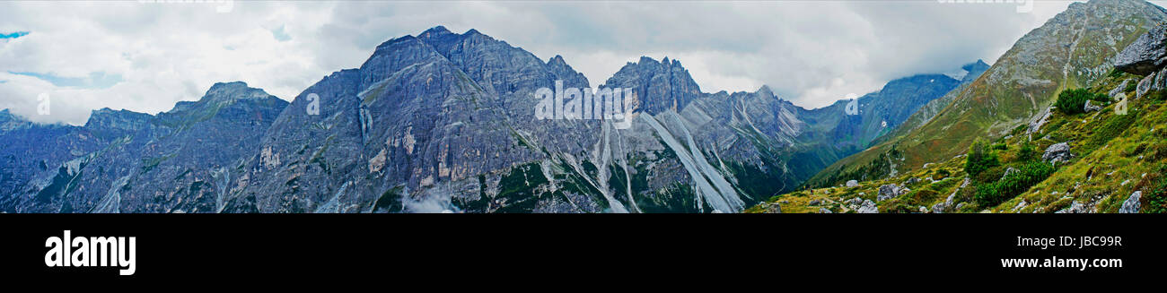 Bergpanorama in Den Stubaier Alpen in Tirol, Oesterreich;  Staelebank Felswände Und Karge Landschaft Bergpanorama in den Stubaier Alpen in Tirol, Österreich; steile Felswände und karge Landschaft Stockfoto