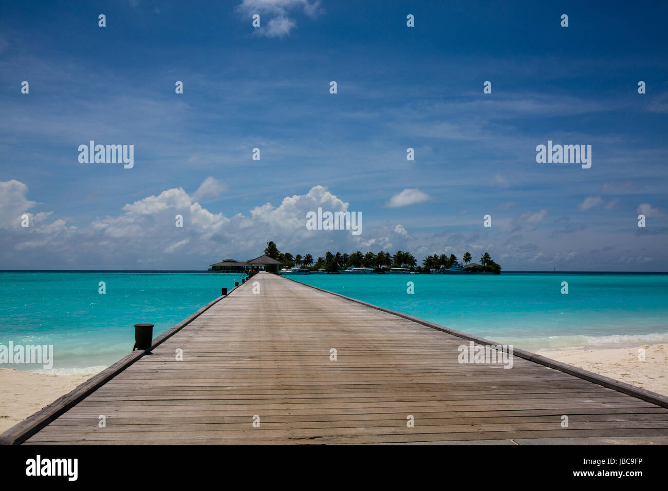 Steg, der zu einer Tauchschule auf einer Ferieninsel in der Republik der Malediven im Indischen Ozean führt. Stockfoto