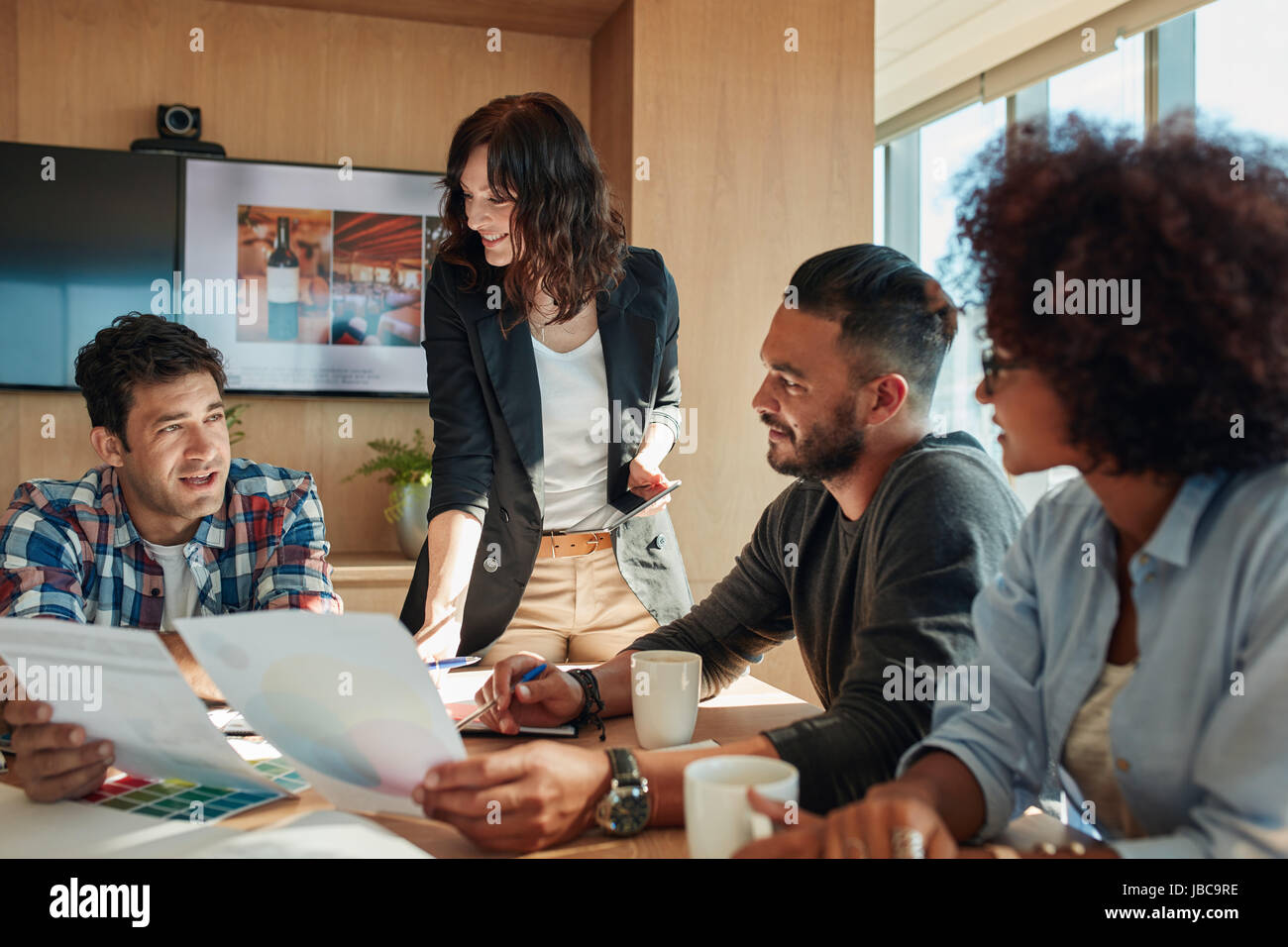 Gruppe von jungen Geschäftsleuten neues Farbschema für Projekt zu diskutieren. Brainstorming im Tagungsraum mit Farbpaletten-Team. Stockfoto