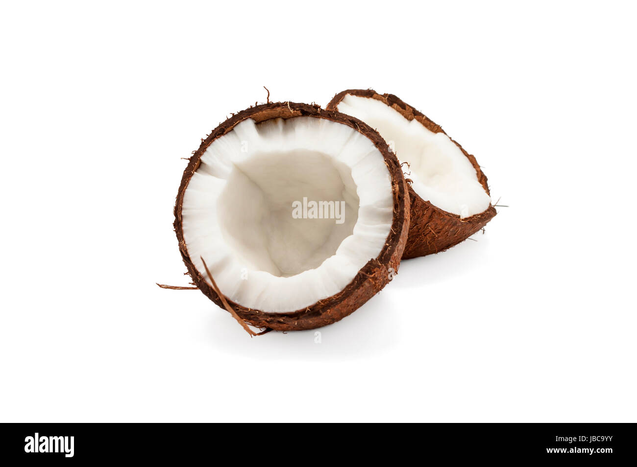 Zwei Hälfte Kokos isoliert auf weißem Hintergrund mit Schatten. Kokosnuss ist leckere tropische Früchte. Stockfoto