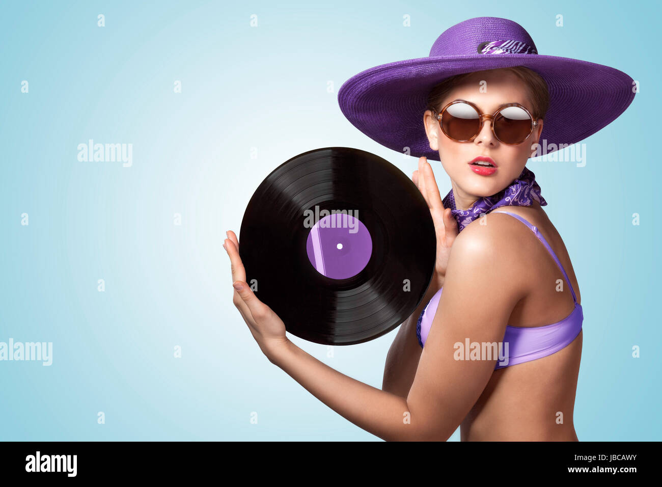 Ein Foto von heißen Pin-up-Girl in Vintage Hut hält eine Vinyl-Schallplatten / LP. Stockfoto