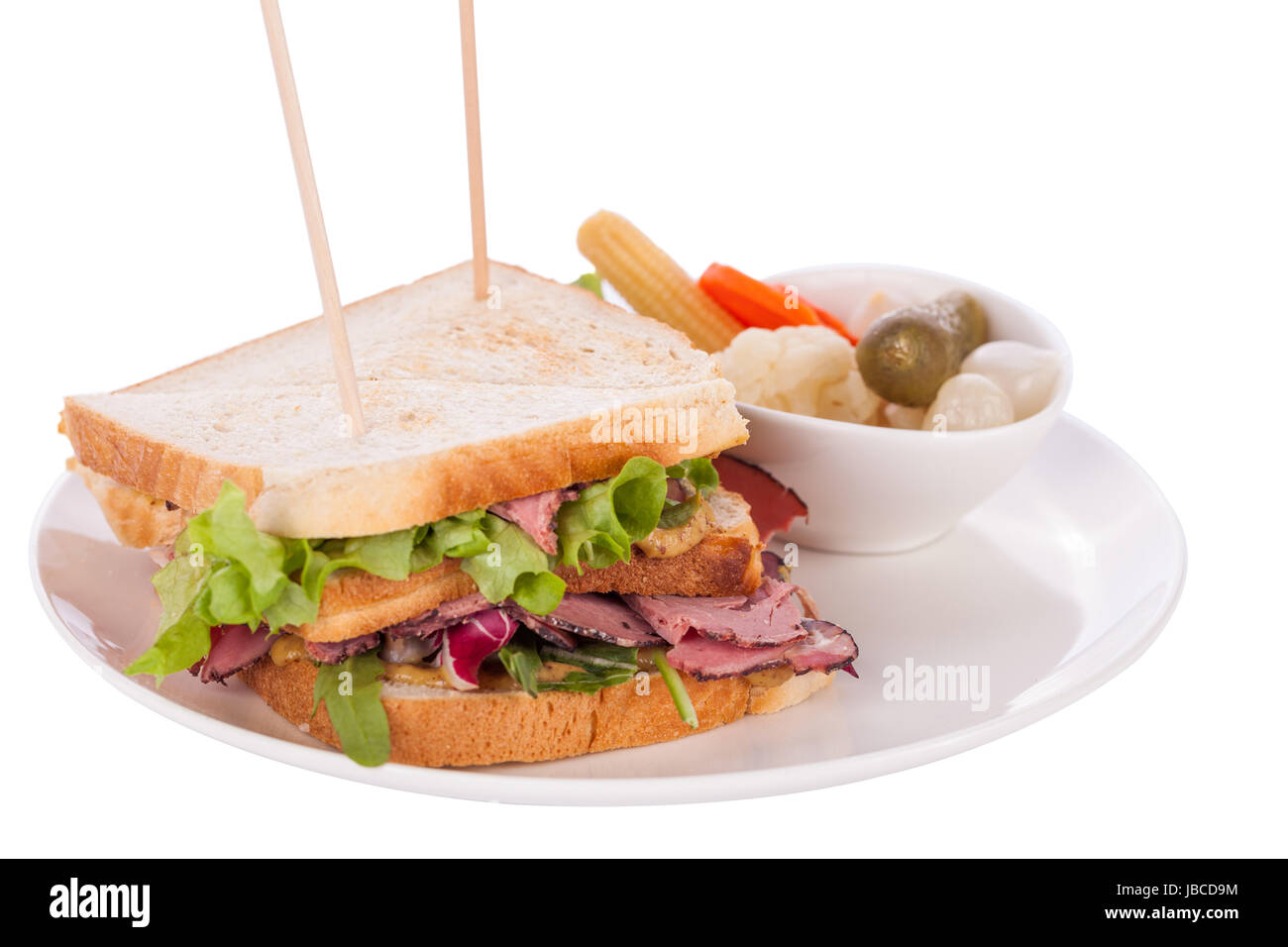 Leckeres Sandwich Clubsandwich Mit Speck Schinken Käse Und Ein Mit mixed Pickels Auf Einem Teller Isoliert Vor Weißem Hintergrund Stockfoto