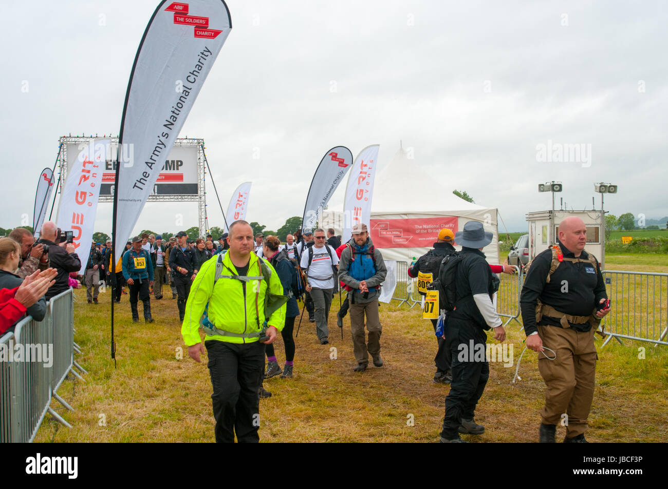 Blairgowrie, Perthshire, Schottland, Großbritannien. 10. Juni 2017. Wanderer auf der Sttart von 2017 Cateran Yomp, spazieren Charity unterstützt ABF der Soldat Charity © Credit: Cameron Cormack/Alamy Live News Stockfoto