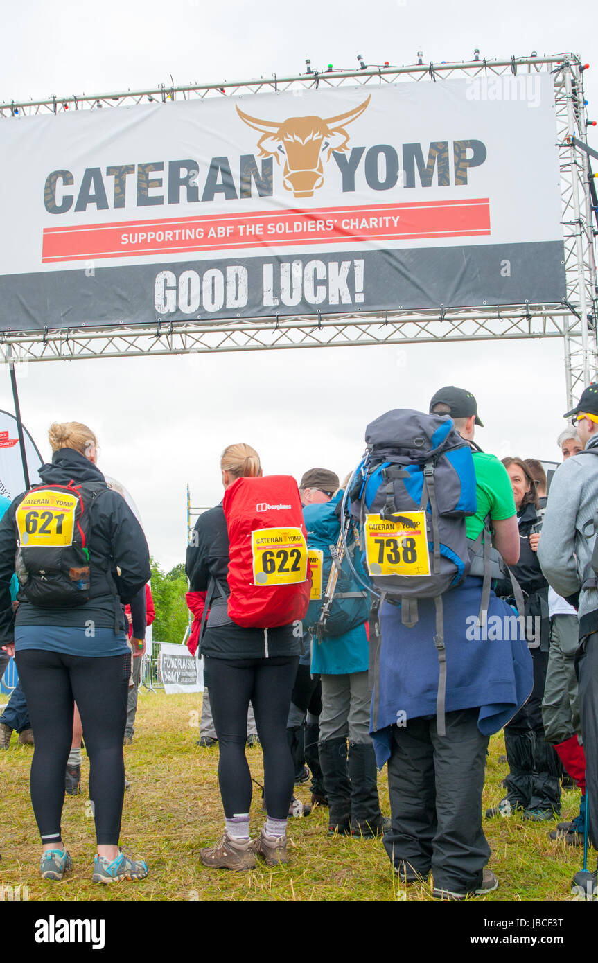 Blairgowrie, Perthshire, Schottland, Großbritannien. 10. Juni 2017. Wanderer auf der Sttart von 2017 Cateran Yomp, spazieren Charity unterstützt ABF der Soldat Charity © Credit: Cameron Cormack/Alamy Live News Stockfoto