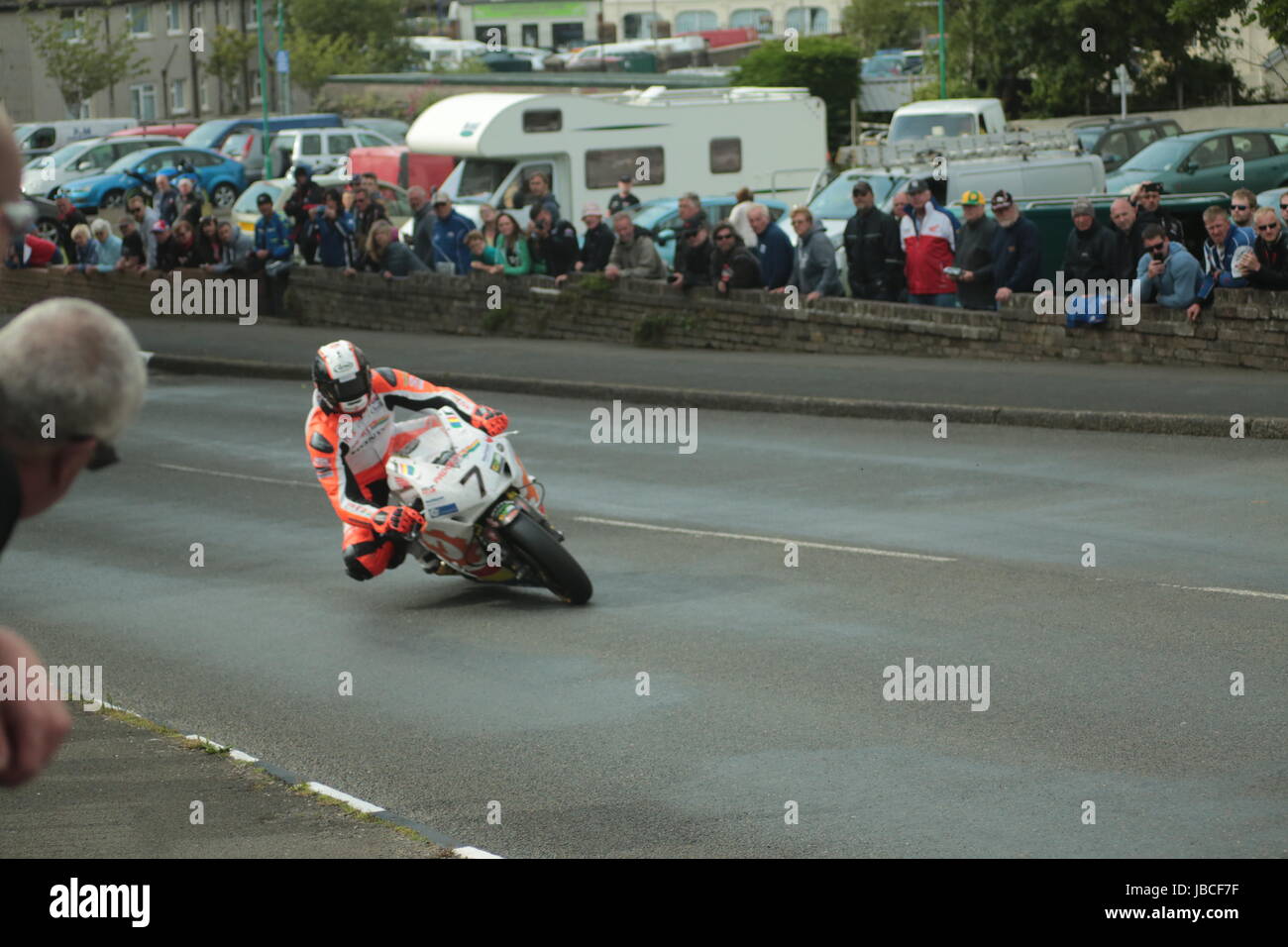 Isle Of Man, Großbritannien (UK). 9. Juni 2017.  Liebling der Fans, Nummer 7, Conor Cummins auf seiner Honda Motorcyycle (padgettsmotorcycles.com) an Cruickshanks Ecke, Ramsey, Isle Of Man, UK. PokerStars Senior TT Rennen. (Detaillierte Wettbewerberinformationen: https://www.iomtt.com/TT-Database.aspx) Bildnachweis: Louisa Jane Bawden/Alamy Live-Nachrichten. Stockfoto