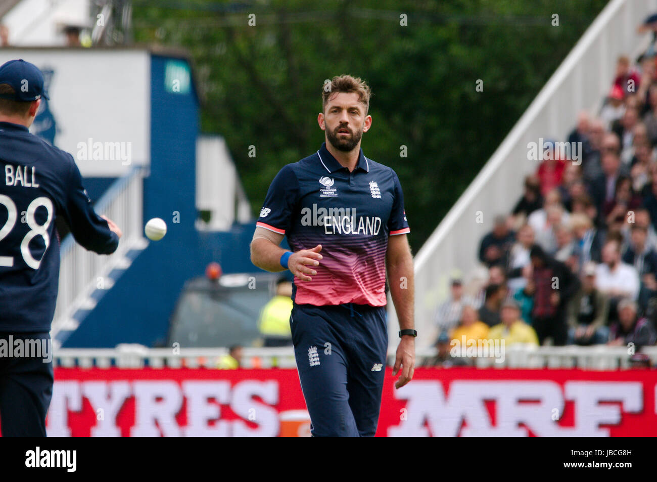 Birmingham, England, 10. Juni 2017. Jake Kugel Die Kugel zu England Bowler Liam Plunkett während ihres Gleichen gegen Australien im ICC Champions Trophy Gruppe eine Übereinstimmung bei Edgbaston. Credit: Colin Edwards/Alamy Leben Nachrichten. Stockfoto