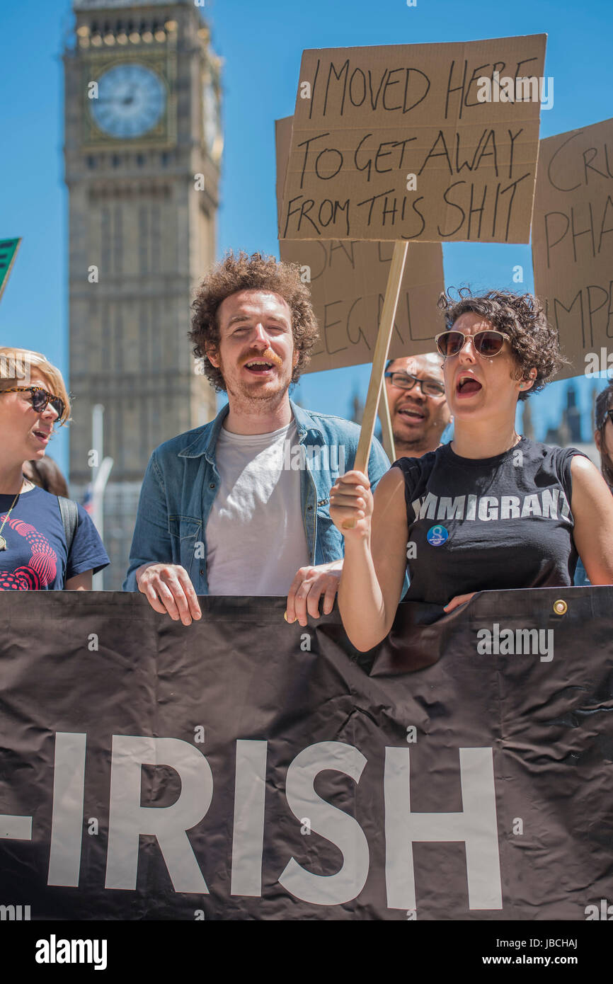 London, UK. 10. Juni 2017. London-irischen Abtreibung Rechte Fraktion fordert faire Frauenrechten - einen Tag nach der Wahl sammeln Ergebnis Demonstranten zu beantragen, Theresa May zu beenden und keinen deal mit der DUP Die Menschen aufgrund ihrer Ansichten auf Abrtion, fürchten Homoehe usw.. Westminster, London, 10. Juni 2017 Credit: Guy Bell/Alamy Live-Nachrichten Stockfoto