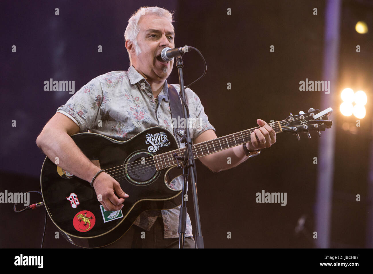 Mailand, Italien. 9. Juni 2017. Der italienische Folk-Rock Singer/Songwriter und Schriftsteller DAVIDE VAN DE SFROOS führt zum ersten Mal live auf der Bühne im Stadio San Siro Credit: Rodolfo weitertransferiert/Alamy Live News Stockfoto