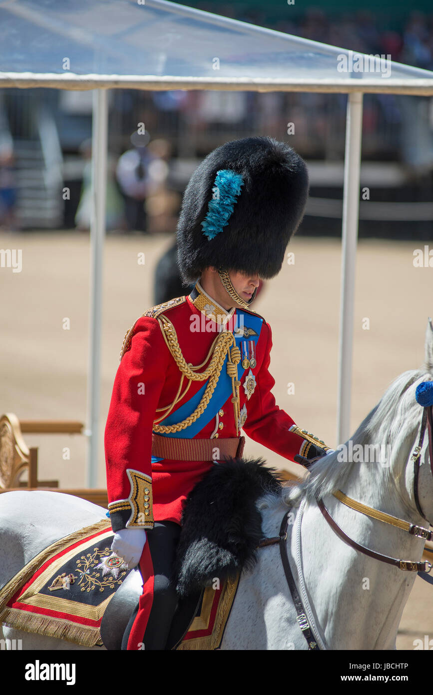 Horse Guards Parade, London, UK. 10. Juni 2017. Seine königliche Hoheit der Herzog von Cambridge (im Bild) nimmt den Gruß von The Irish Guards zum ersten Mal auf Horse Guards Parade. Prinz William, fährt in seiner Rolle als Colonel des Regiments, auf der legendären Paradeplatz, wie mehr als tausend Haushalt Abteilung Soldaten ihre zeremonielle Pflicht zu erfüllen. Der Irish Guards, geführt von ihrem berühmten Wolfshund Maskottchen Dohmnall, Truppe ihre Farbe vor 6.000 Zuschauern. Bildnachweis: Malcolm Park / Alamy Live News. Stockfoto