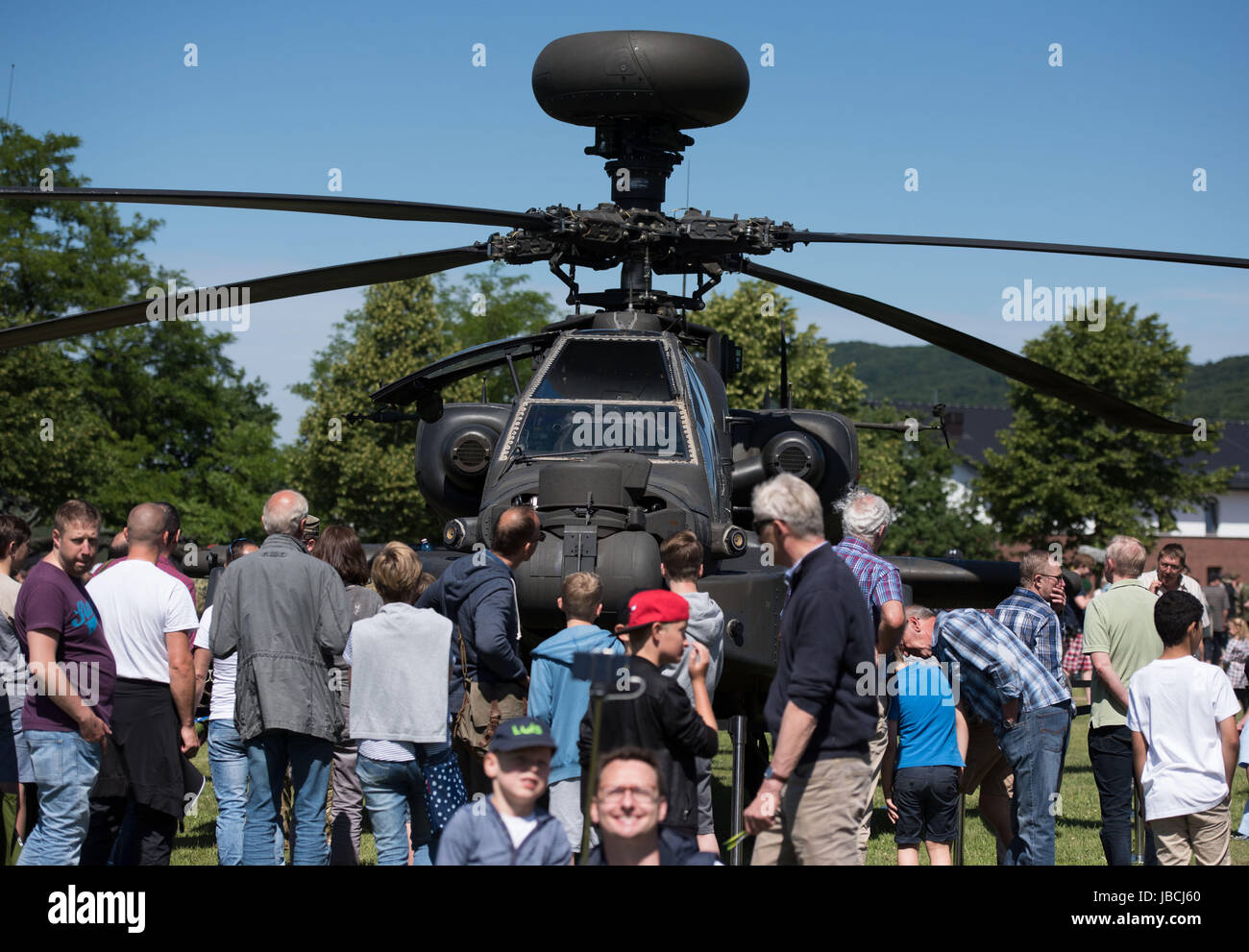 Besuchern stehen ein U.S.-Kampf-Hubschrauber an den Feldmarschall Rommel Kaserne in Augustdorf, Deutschland, 10. Juni 2017. Die deutsche Bundeswehr (Armee) präsentiert sich auf der "Tag der Bundeswehr" (Tag der Bundeswehr) für die Bürger und 16 Kaserne eröffnet. Foto: Bernd Thissen/dpa Stockfoto