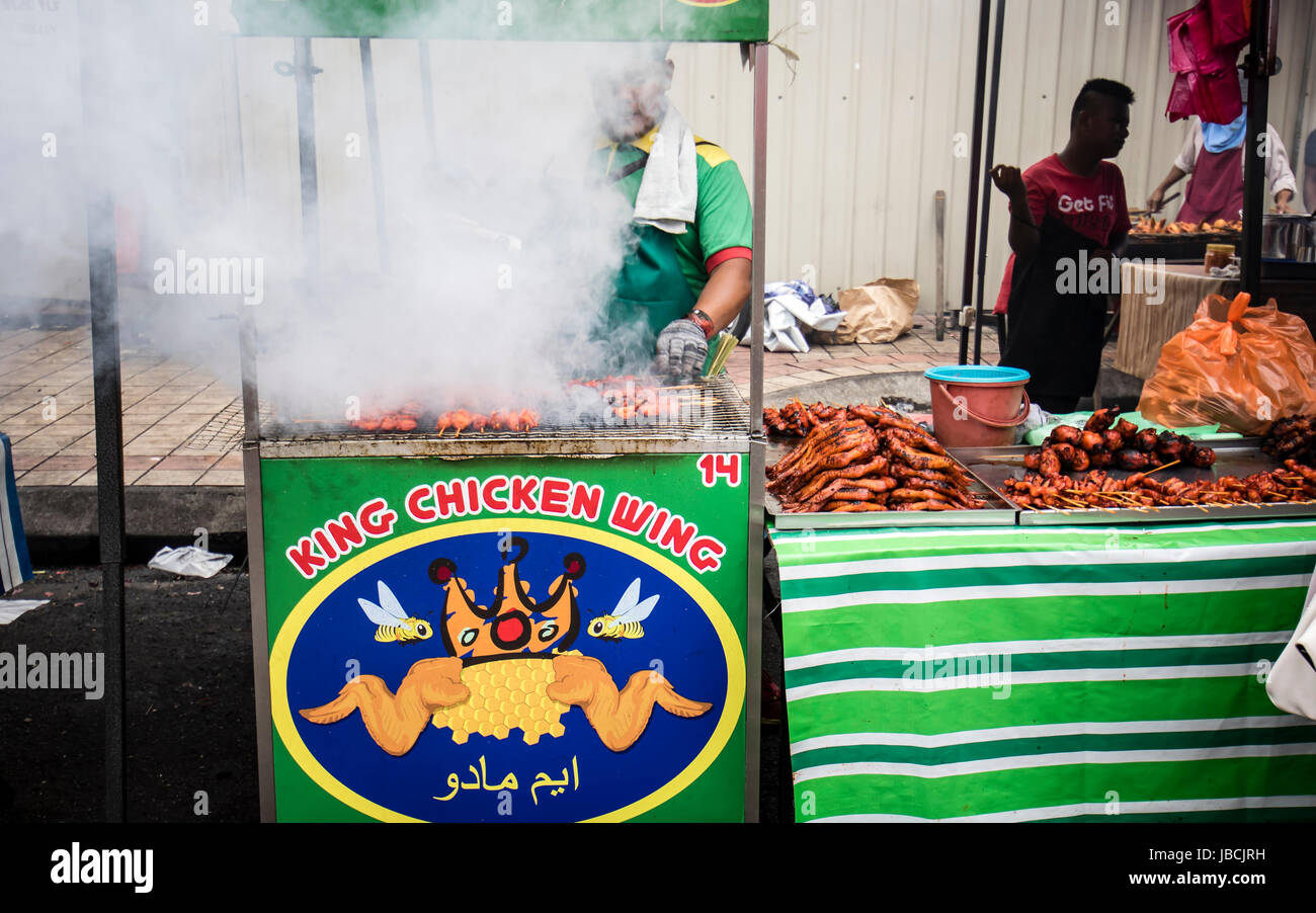 Kuala Lumpur, Malaysia. 10. Juni 2017. Ein Rundgang auf dem Bangsar Ramadan Essen Basar am 10. Juni in Kuala Lumpur. Ein Stall zu verkaufen, seine berühmten Grill Chicken Wings und die Quelle des Rauches auf dem Lebensmittel-Basar. © Danny Chan/Alamy Live-Nachrichten. Stockfoto