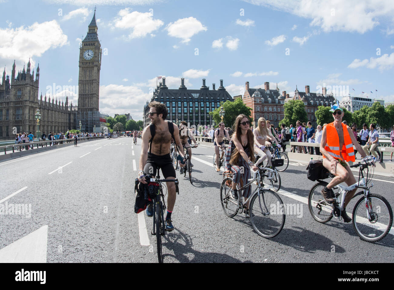 Westminster Bridge, Westminster, UK. , . Nackte Radfahrer geht quer durch London Bridge für die 13. jährliche fahren. Fahrer kommen aus allen Teilen der UK an der Fahrt teilnehmen, Kleider sind freiwillig. Bildnachweis: Billy Edmonds/Alamy Live-Nachrichten Stockfoto