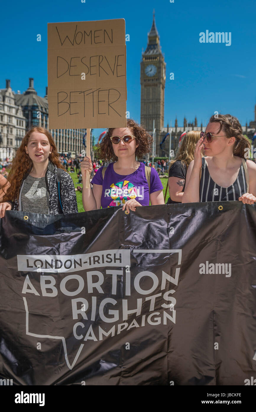 London-irischen Abtreibung Rechte Fraktion fordert faire Frauenrechten - einen Tag nach der Wahl sammeln Ergebnis Demonstranten zu beantragen, Theresa May zu beenden und keinen deal mit der DUP Die Angst vor Menschen wegen ihrer Ansichten über Abtreibung, Homo-Ehe etc.. Westminster, London, 10. Juni 2017 Stockfoto
