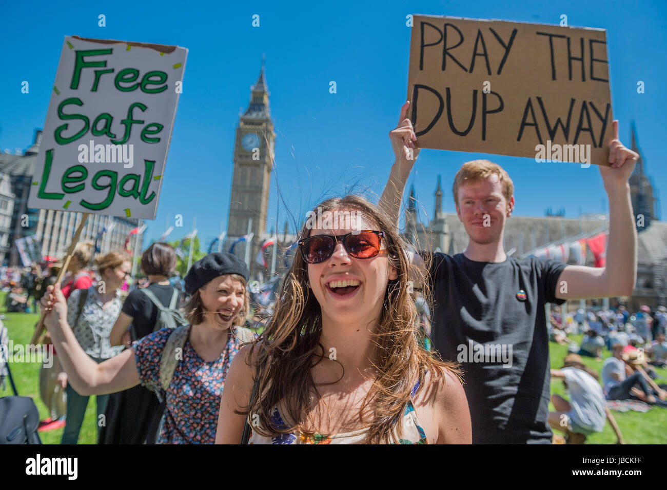 London-irischen Abtreibung Rechte Fraktion fordert faire Frauenrechten - einen Tag nach der Wahl sammeln Ergebnis Demonstranten zu beantragen, Theresa May zu beenden und keinen deal mit der DUP Die Angst vor Menschen wegen ihrer Ansichten über Abtreibung, Homo-Ehe etc.. Westminster, London, 10. Juni 2017 Stockfoto