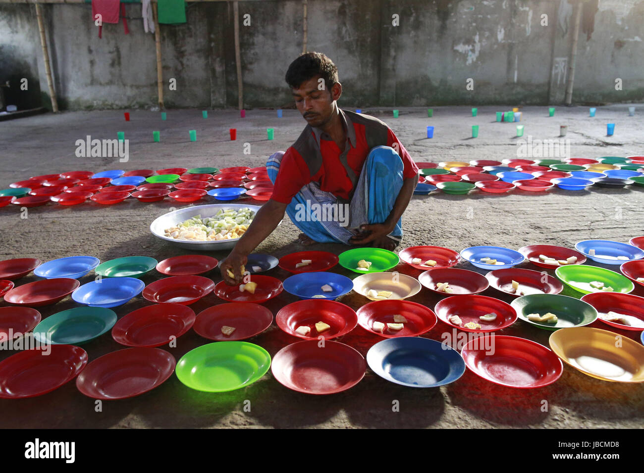 Dhaka, Bangladesch. 10. Juni 2017. Bangladeshi freiwillige bereiten Platten des Iftar Lebensmittel für die Bewohner in einem Schrein in Dhaka, Bangladesch ihr Fasten brechen. Muslime auf der ganzen Welt kennzeichnen den Monat Ramadan, der heiligste Monat im islamischen Kalender, während die Muslime von Sonnenaufgang bis Sonnenuntergang fasten. Bildnachweis: Suvra Kanti Das/ZUMA Draht/Alamy Live-Nachrichten Stockfoto