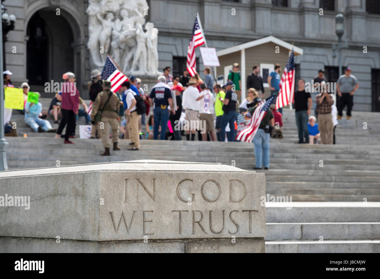 Harrisburg, Pennsylvania, USA. 10. Juni 2017. Rund 50 Mitglieder des Gesetzes für Amerika sammelten sich auf den Stufen des Pennsylvania State Capitol gegen die Scharia. ACT für Amerika ist die größte Anti-Muslim-Gruppe in den Vereinigten Staaten, nach der Southern Poverty Law Center. Bildnachweis: Jim West/Alamy Live-Nachrichten Stockfoto