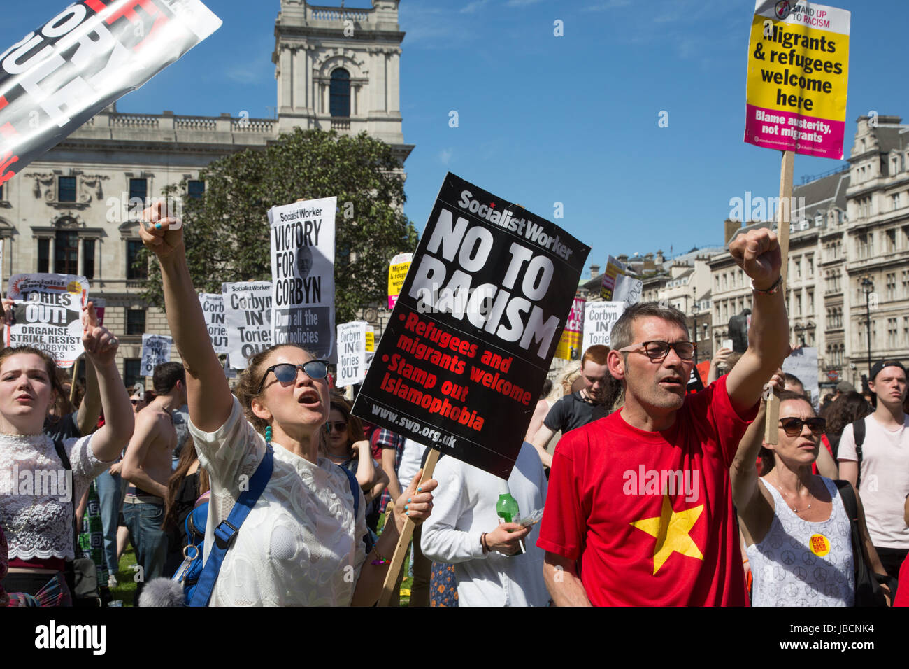 London, UK. 10. Juni 2017. Demonstranten halten Plakate, wie sie auf eine Demonstration gegen die konservative Partei Allianz mit der DUP in Parliament Square besuchen 10. Juni 2017 Credit: Thabo Jaiyesimi/Alamy Live News Stockfoto