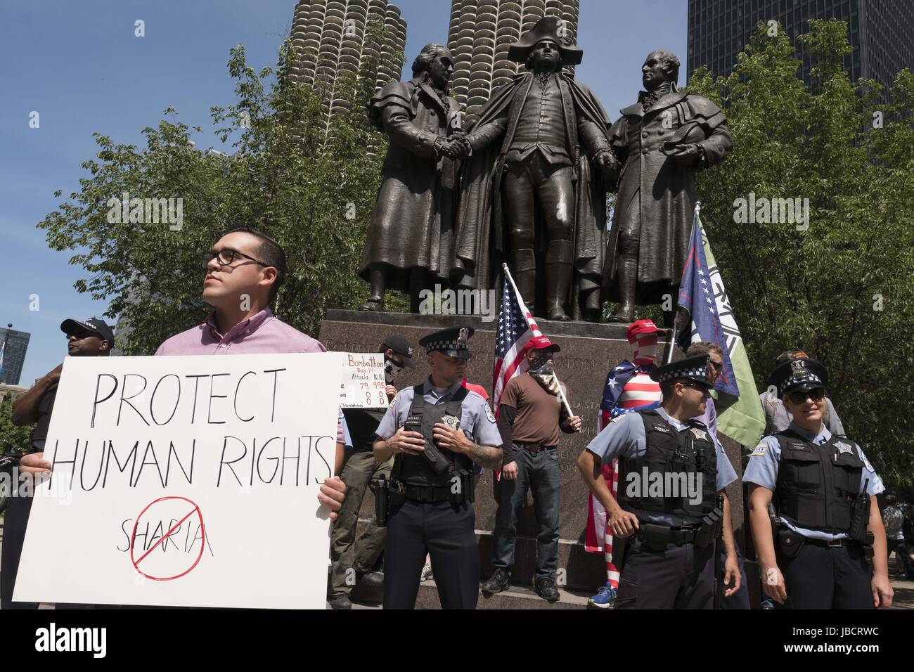 Chicago, Illinois, USA. 10. Juni 2017. März gegen die Scharia Demonstranten mit Act für Amerika und gegen Demonstranten antreten in der Innenstadt von Chicago, gegenüber dem Trump Tower. Bildnachweis: Rick Majewski/ZUMA Draht/Alamy Live-Nachrichten Stockfoto