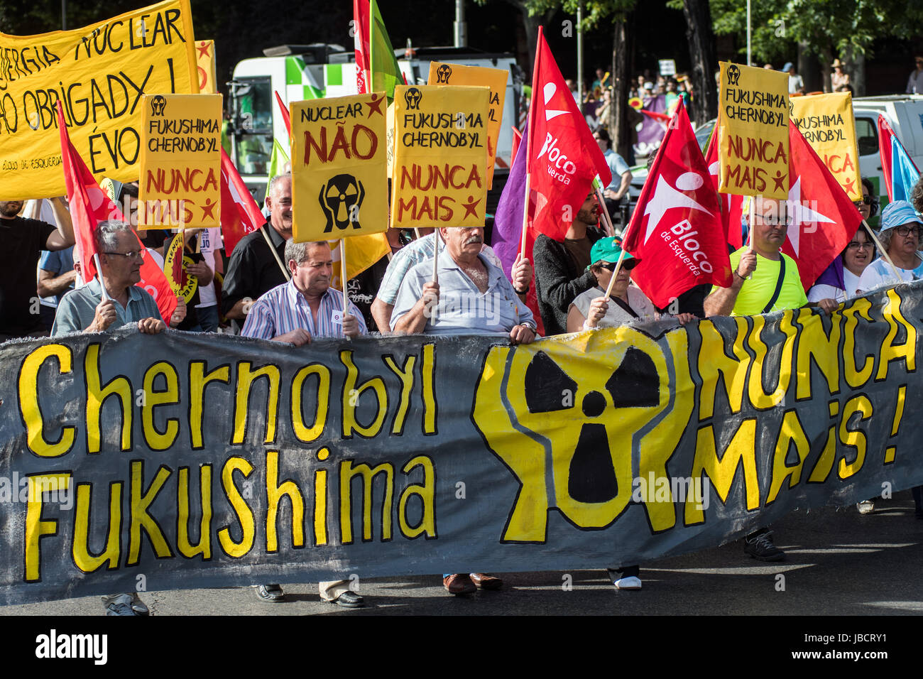 Madrid, Spanien. 10. Juni 2017. Menschen aus ganz Spanien und Portugal protestieren gegen Atomkraft Pflanzen fordern ihre Schließung in Madrid, Spanien. Bildnachweis: Marcos del Mazo/Alamy Live-Nachrichten Stockfoto