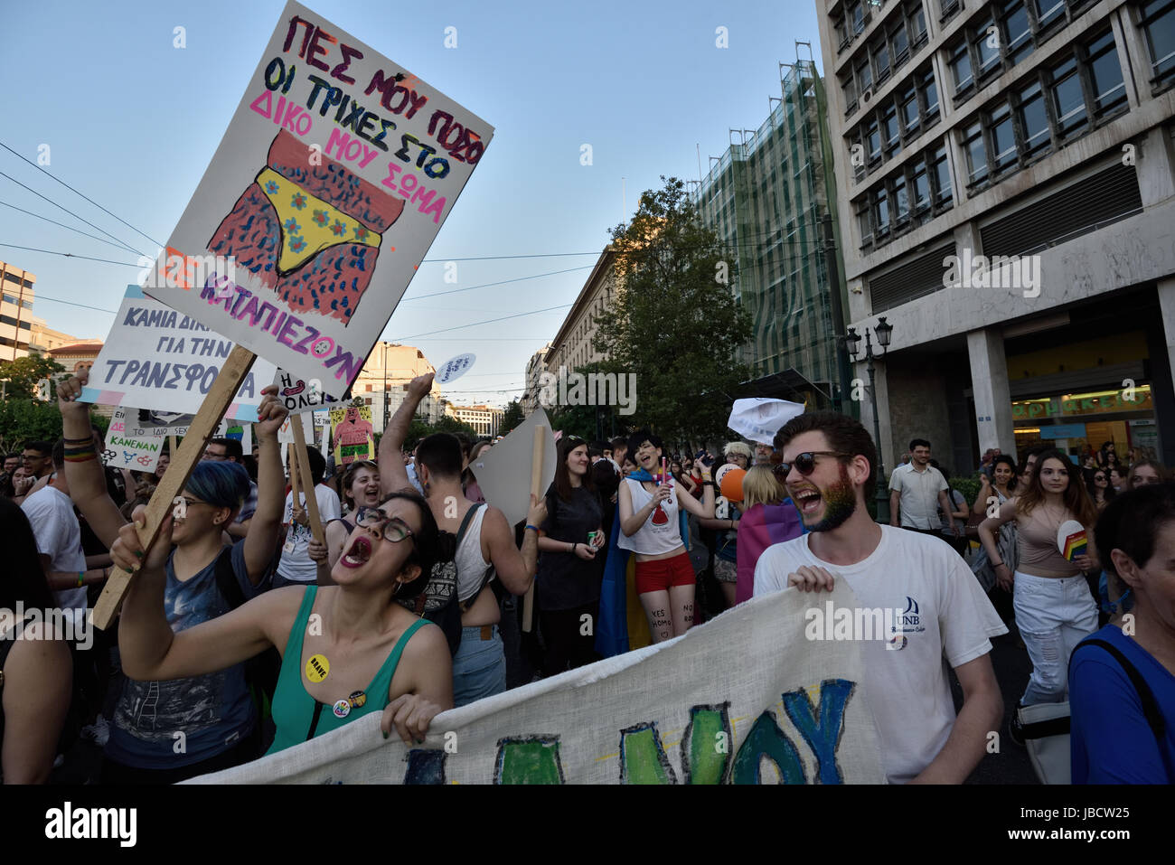 Athen, Griechenland, 10. Juni 2017. Tausende besuchen Athen stolz 2017 Parade. Bildnachweis: Nicolas Koutsokostas/Alamy Live-Nachrichten. Stockfoto