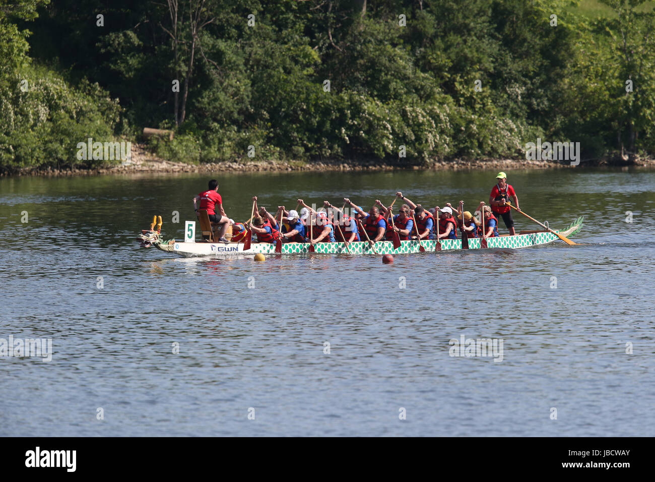 London, Ontario, Kanada. 10. Juni 2017. Teams aus 22 Paddler konkurrierten 59 andere Teams in der Hoffnung, Geld für die London Health Science Foundation. Erlös aus allen des Programms gehen nach ACT jetzt geduldig Hilfsfonds hilft Menschen, die behandlungsbedürftigen aber nicht abgedeckt durch OHIP oder Vorteile.  Fanshawe Park Schutzgebiet in London Ontario statt die Veranstaltung mit freien Eintritt und einen Shuttle-Service zum Bereich Rennen aus den dafür vorgesehenen Parkplatz. Jedes Team hat ihre eigenen T-shirts mit einen Teamnamen und eine Teamfarbe. Bildnachweis: Luke Durda/Alamy Live-Nachrichten Stockfoto