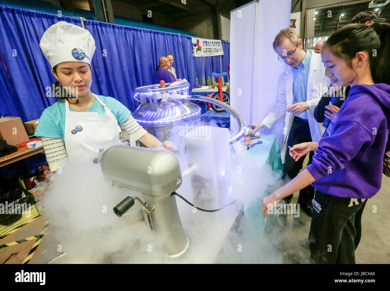 Vancouver, Kanada. 10. Juni 2017. Aussteller zeigt Flüssigstickstoff um Eis während der 7. Vancouver Mini Maker Faire in Vancouver, Kanada, 10. Juni 2017 zu machen. Die Vancouver Mini Maker Faire ist eine Jahrestagung der Erfindung und Kreativität in der Kulturförderung: DIY (-It-Youself). Mehr als 150 Entscheidungsträger aus allen Branchen ihre Kreationen ausgestellt und teilten ihr Wissen und Inspiration mit dem Publikum. Bildnachweis: Liang Sen/Xinhua/Alamy Live-Nachrichten Stockfoto