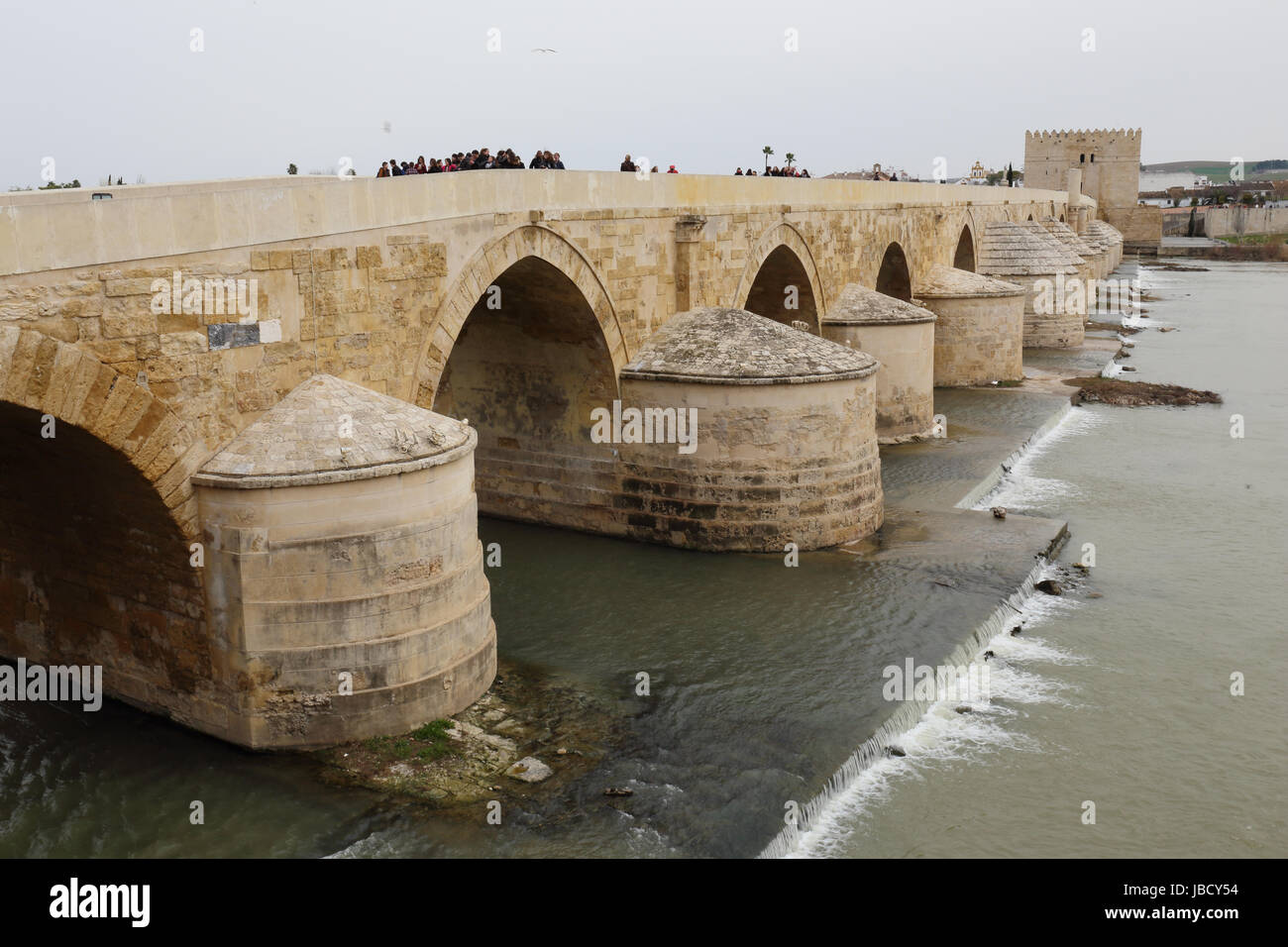 Die Römische Brücke von Córdoba ist eine Brücke in der Altstadt von Córdoba, Andalusien, Südspanien. Stockfoto