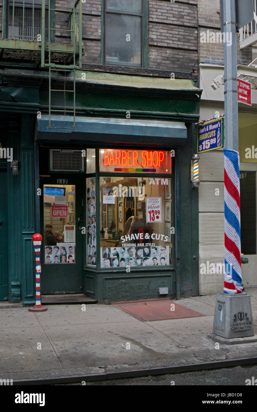 Rasur & Kürzungen Barber Shop an der Christopher Street in Greenwich Village, Manhattan, New York City. Beachten Sie die 2 hausgemachte Barber Pole. Stockfoto