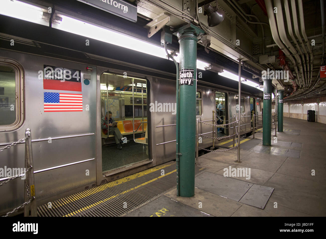 Eine u-Bahn-Züge an der South Ferry Station, die die letzte Station auf der IRT Nummer 1 Zug. In Battery PArk, downtown, Manhattan, New York City Stockfoto