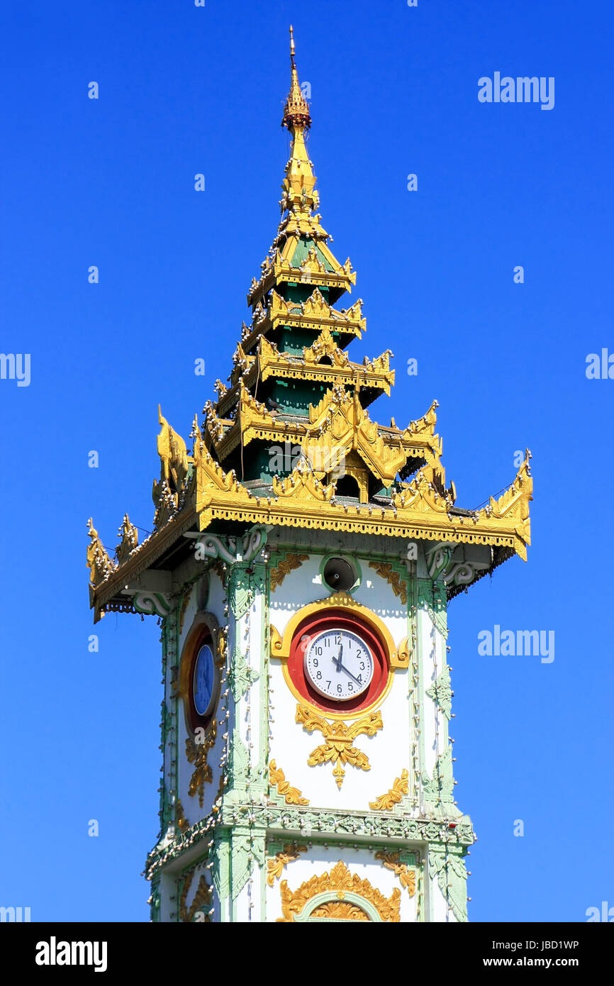 Schließen Sie die Ansicht der Uhrturm am Mahamuni Pagode in Mandalay, Myanmar Komplex. Mahamuni Pagode ist ein buddhistischer Tempel und bedeutender Wallfahrtsort in Myanmar. Stockfoto