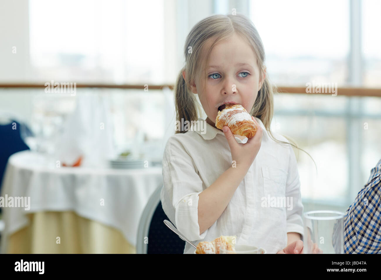 Kleine Mädchen essen frische knusprige hausgemachte croissant Stockfoto