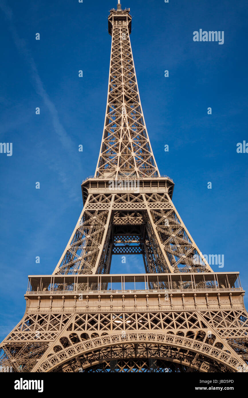 Eiffelturm in Paris Wahrzeichen Vor Blauem Himmel Im Frühling Architektur aussicht Stockfoto