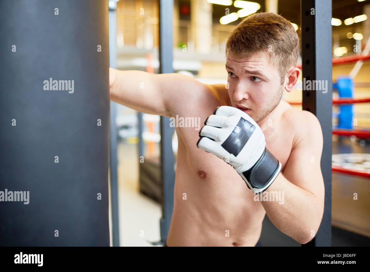 Porträt von nacktem Oberkörper Sport Mann schlägt Boxsack im Boxen Training  im Kampfclub Stockfotografie - Alamy