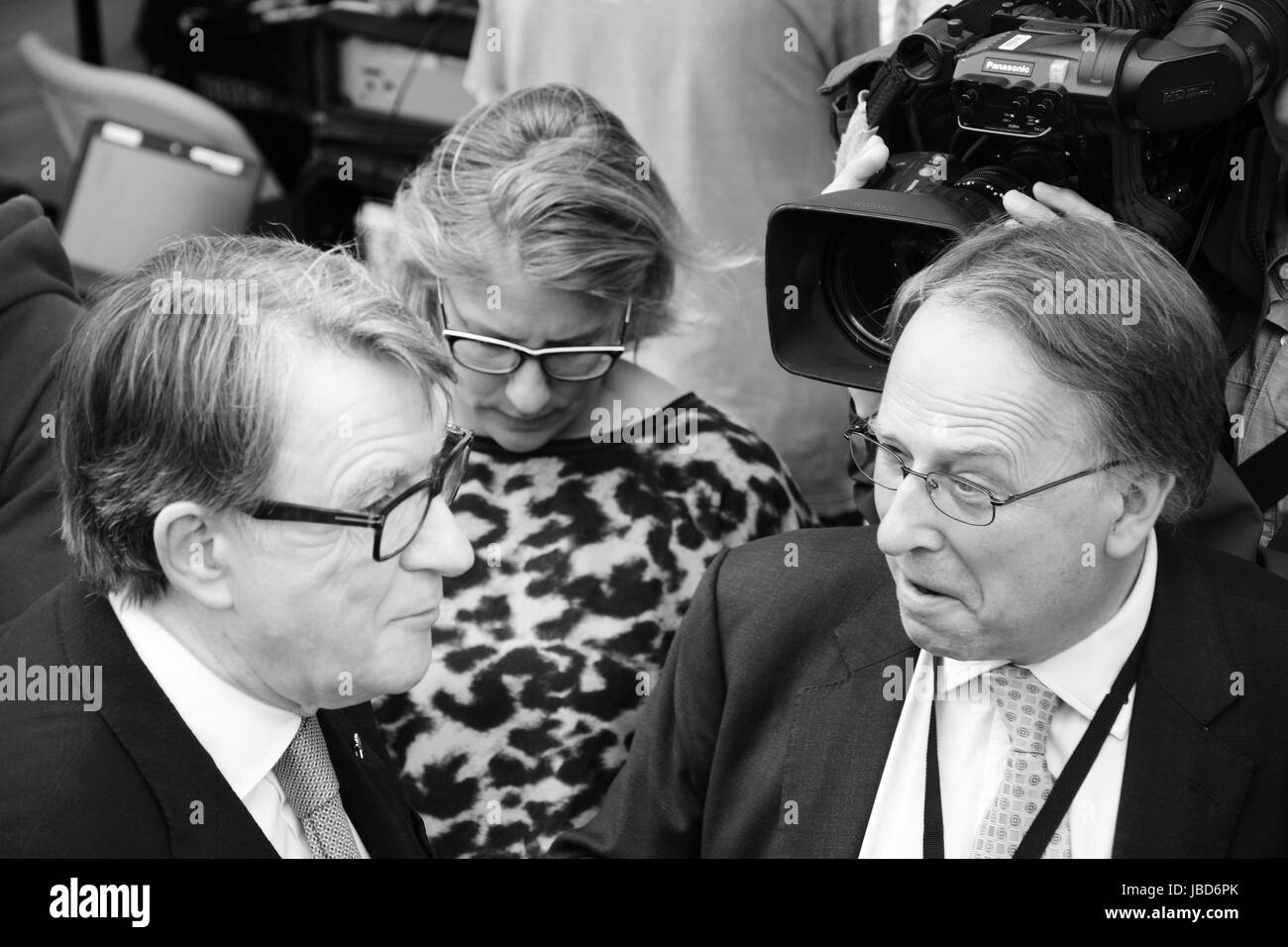 Peter Mandelson reagiert auf die 2016 General Wahlergebnisse am College Green, am Tag nach der Wahl. Stockfoto