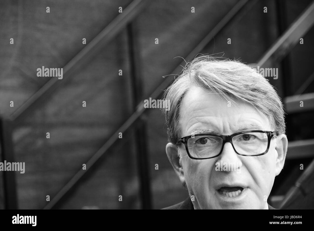 Peter Mandelson reagiert auf die 2016 General Wahlergebnisse am College Green, am Tag nach der Wahl. Stockfoto