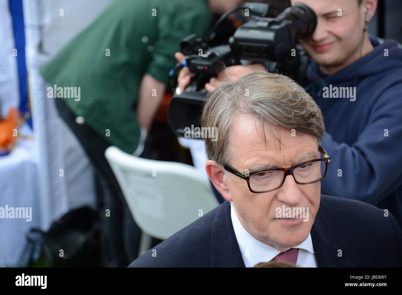 Peter Mandelson reagiert auf die 2016 General Wahlergebnisse am College Green, am Tag nach der Wahl. Stockfoto