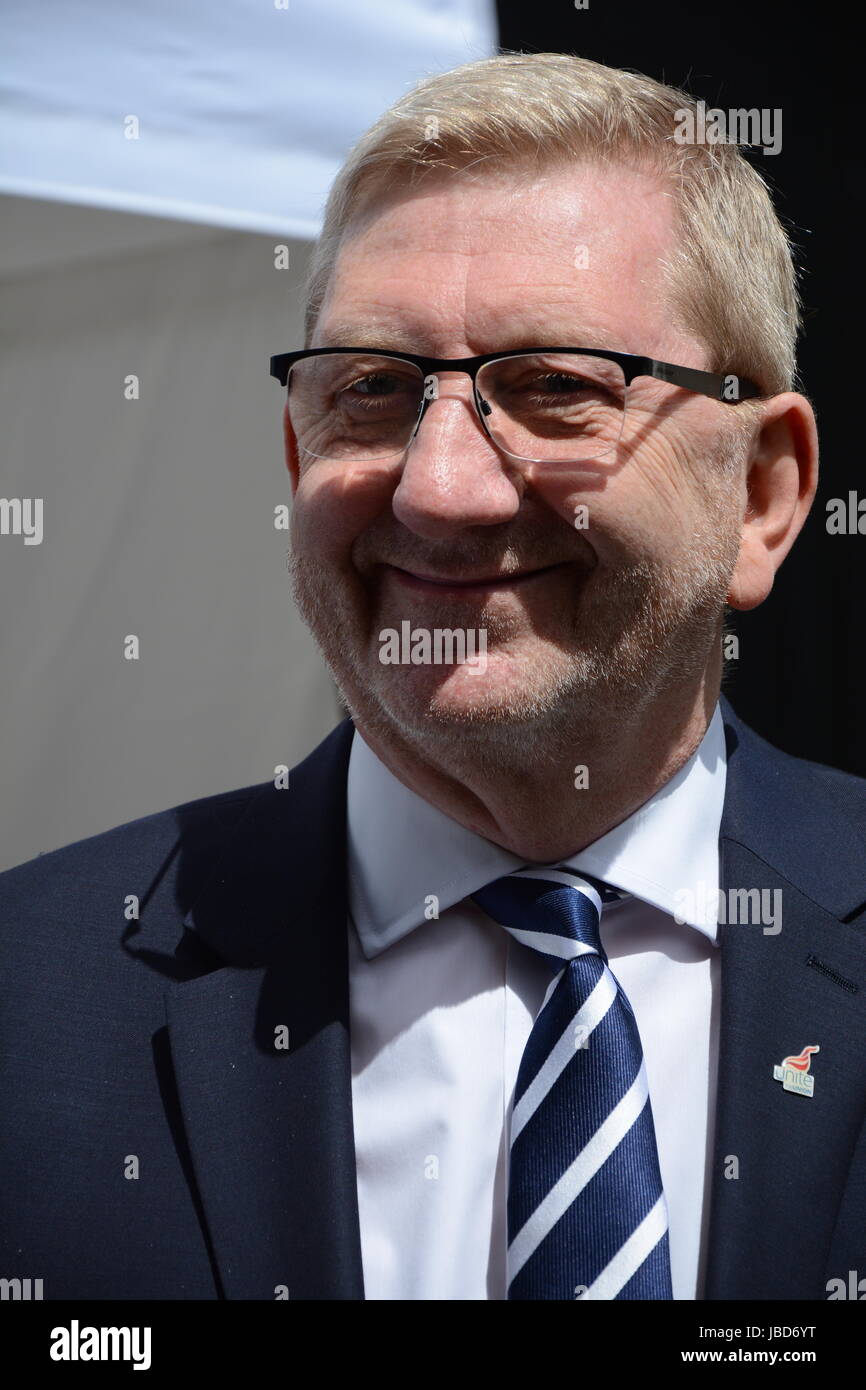 Len McCluskey Generalsekretär des Unite am College Green am Tag nach der Überraschung 2017 Wahlergebnis. Stockfoto