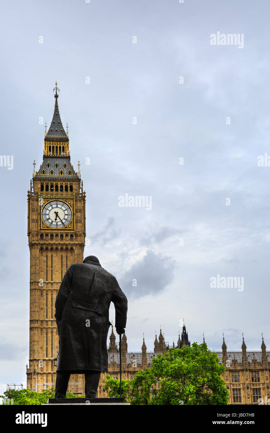 Big Ben, der Elizabeth Tower mit der Statue von Winston Churchill im Vordergrund, Palace of Westminster, London, Großbritannien Stockfoto