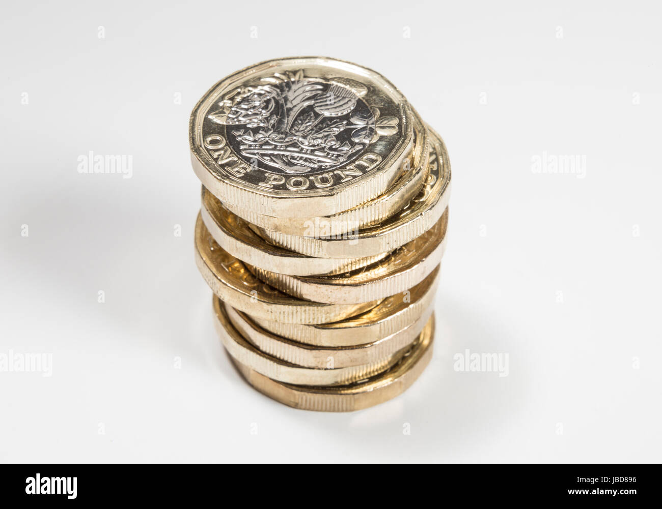 Neue britische Pfund-Münzen in einem vertikalen Stapel Stockfoto