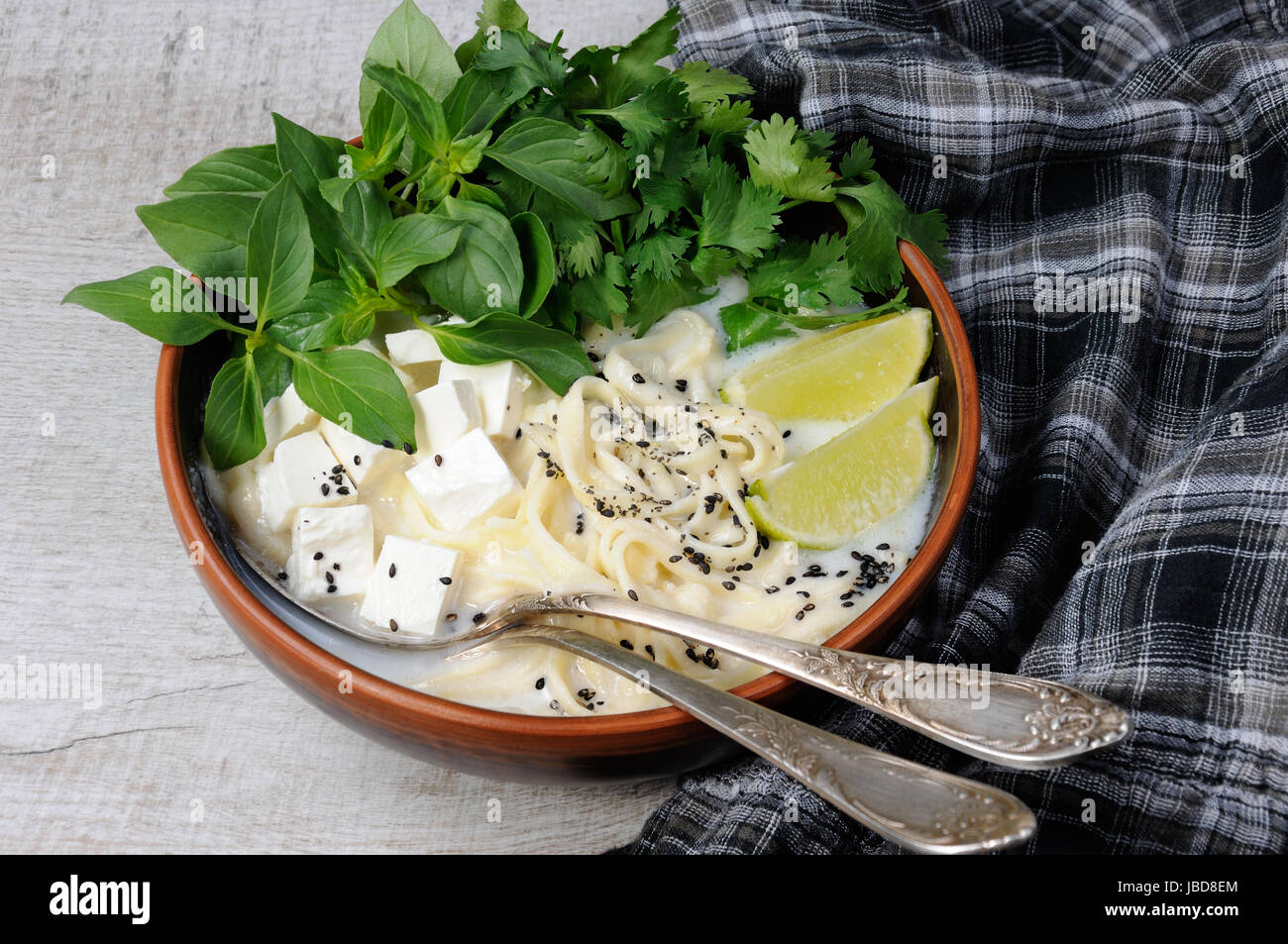 Reis-Suppe mit Nudeln und aromatisiert mit Zitronengras (Basilikum), Koriander, Sesam Tofu. Stockfoto