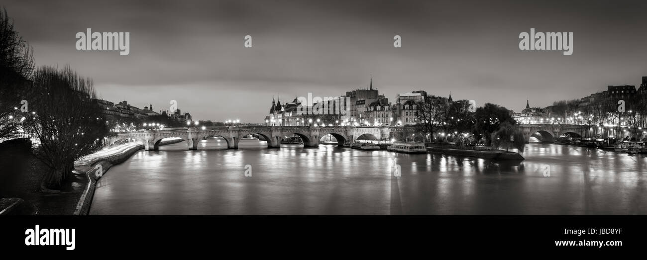 & Schwarz-weiß Panorama der Ile De La Cite, Seineufer und Pont Neuf in der Morgendämmerung. Paris, 1. Arrondissement, Frankreich Stockfoto