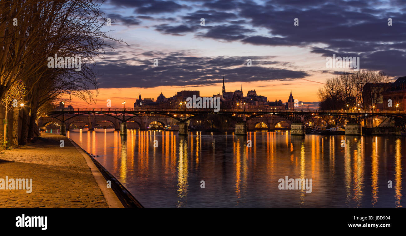 Sonnenaufgang auf der Île De La Cité und der Seine mit Blick auf die Pont des Arts. 4. Arrondissement. Paris, Frankreich Stockfoto