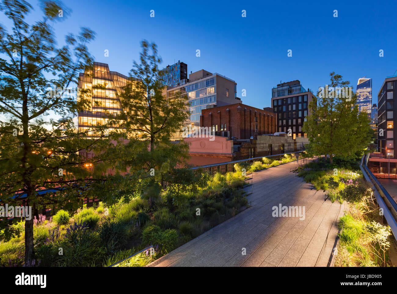 Die Highline (aerial Greenway High Line Park) in der Dämmerung im Sommer. Chelsea, Manhattan, New York City Stockfoto