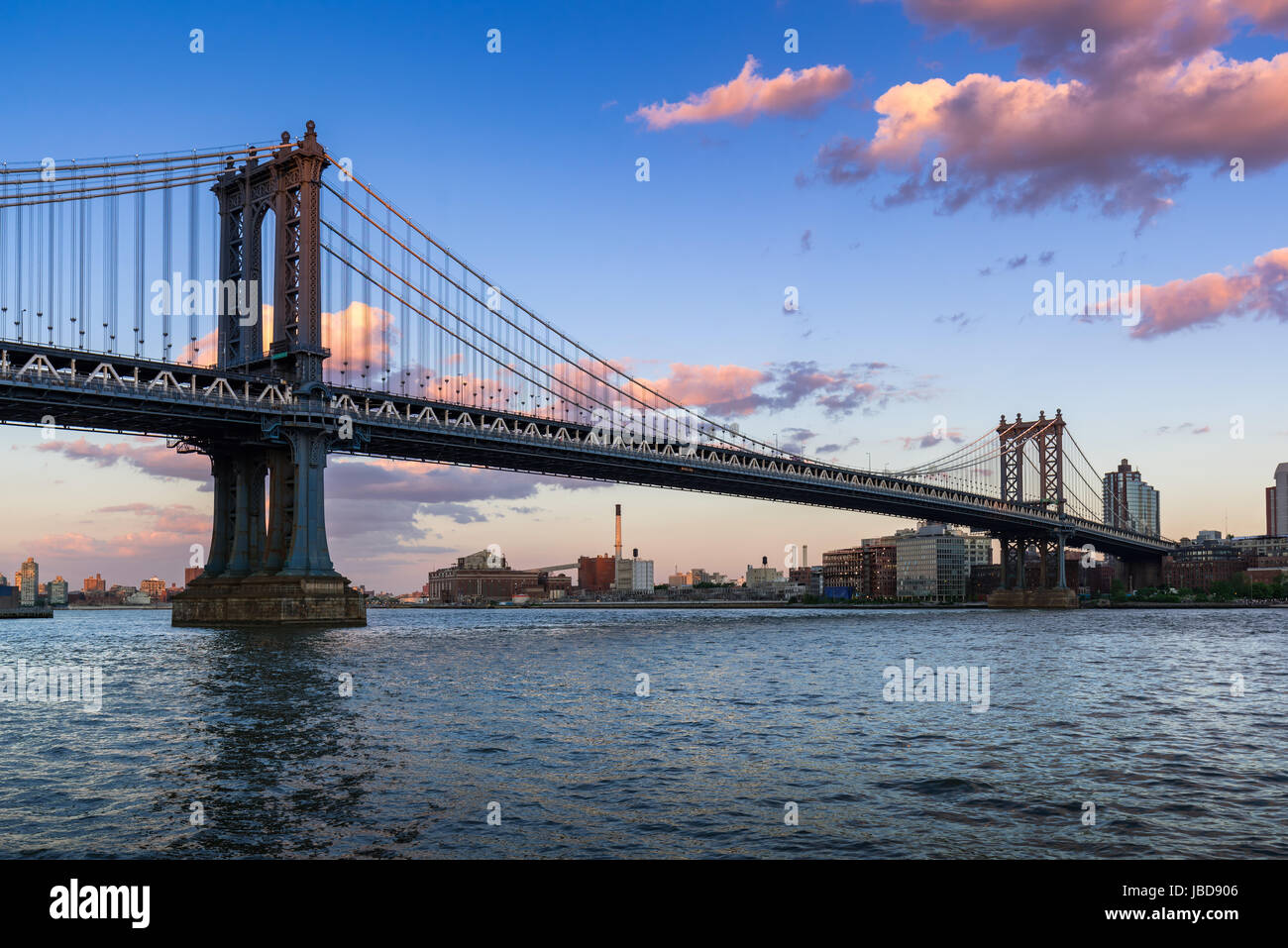 Manhattan Bridge (langer Spannweite Hängebrücke) über den East River bei Sonnenuntergang mit Blick auf Brooklyn. New York City Stockfoto