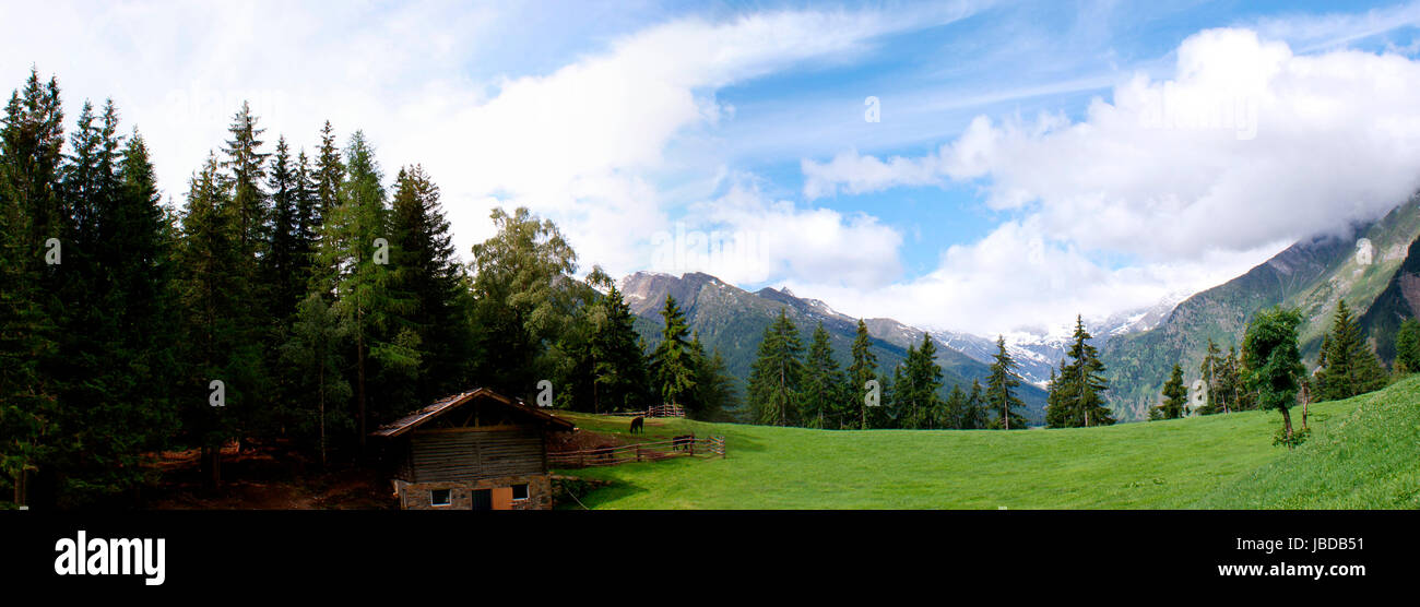 Panorama-Bild, Landschaft in Südtirol in Italien; Blick auf die Ötztaler Alpen; schneebedeckte Berge und das Tal von Pfelders; blauer Himmel und weiße Wolken Stockfoto