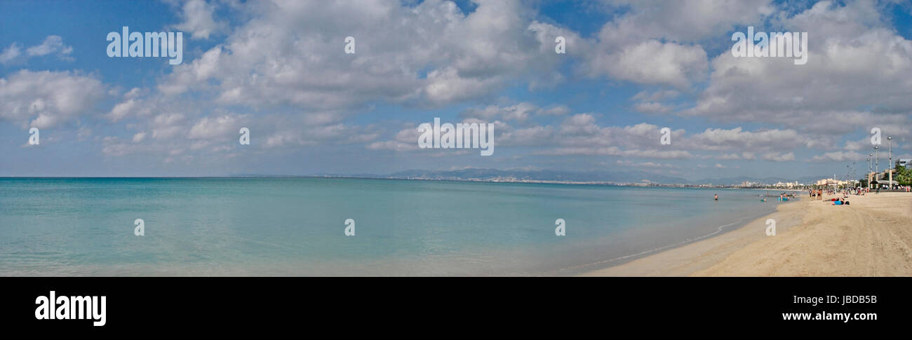 sterben Sie Bucht von Palma der Südküste der Insel Mallorca, Endlose Sandstrände Und Hotels, Blauer Himmel Und Weiße Wolken die Bucht von Palma an der Südküste der Insel Mallorca, endlose Sandstrände und Hotels, blauem Himmel und weißen Wolken Stockfoto