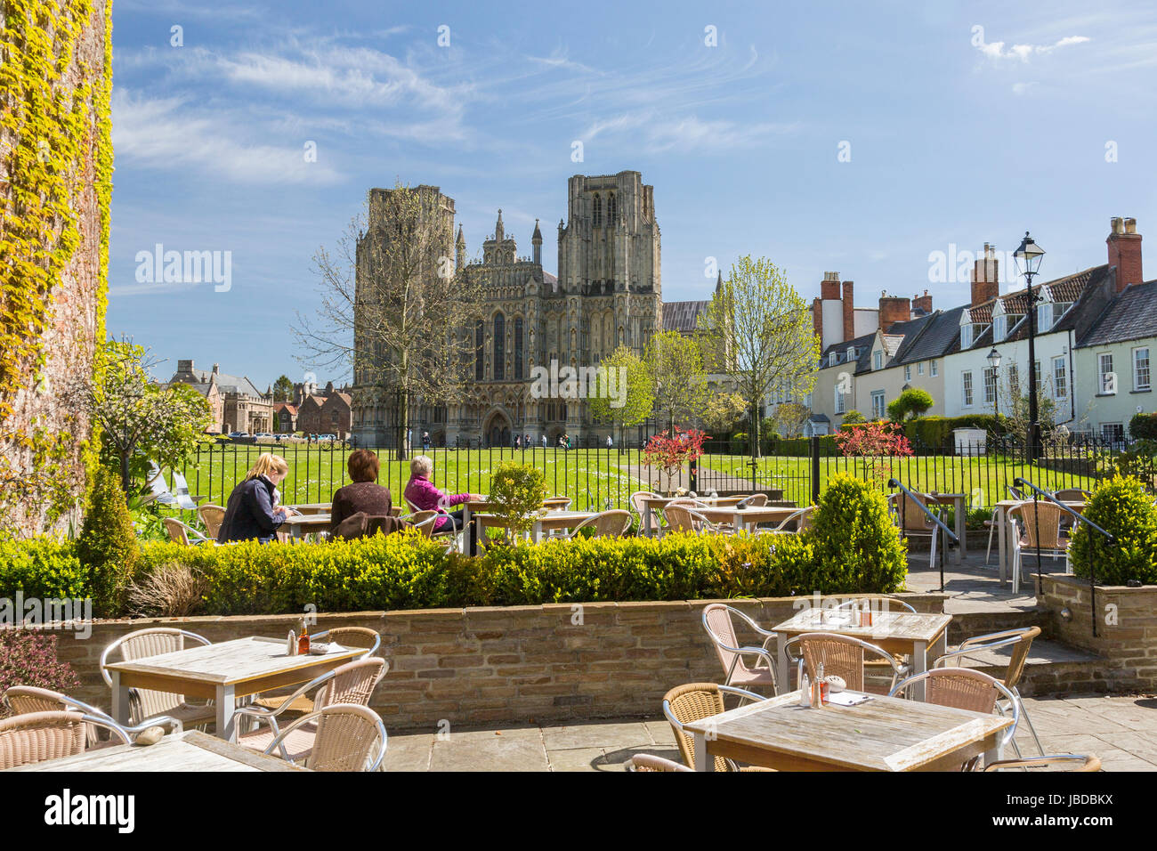 Die imposanten Westfassade der Kathedrale gesehen von der Terrasse des Swan Hotels in Wells, Somerset, England, UK Stockfoto