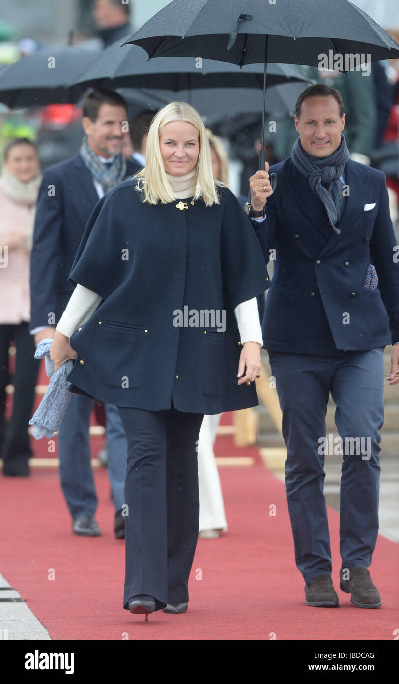 Mittagessen zum norwegischen König Harald v. und Königin Sonja 80. Geburtstag auf der Königlichen Yacht Norge Honnørbrygga Dock, Oslo, Norwegen mit feiern: Kronprinz Haakon von Norwegen, Kronprinzessin Mette-Marit von No wo: Oslo, Vereinigtes Königreich bei: 10. Mai 2017 Credit: WENN.com Stockfoto