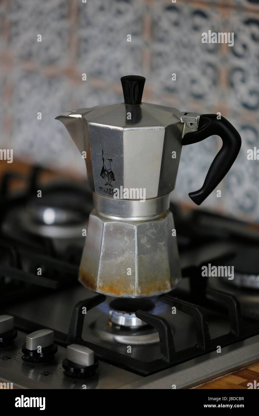 Bialetti Moka Express Kaffeemaschine frisch Kaffeekochen auf ein Gas-Kochfeld  Stockfotografie - Alamy