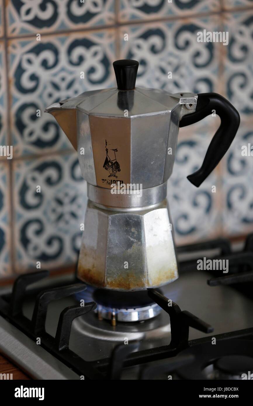 Bialetti Moka Express Kaffeemaschine frisch Kaffeekochen auf ein  Gas-Kochfeld Stockfotografie - Alamy